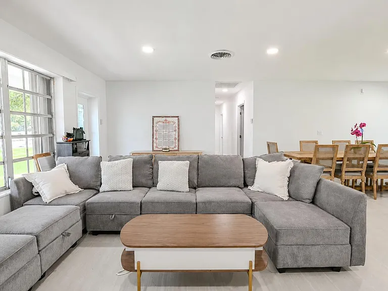 5911 SW 36th Ter — Photo 6