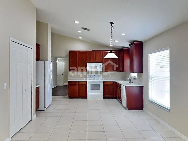924 Burland Cir — Photo 3