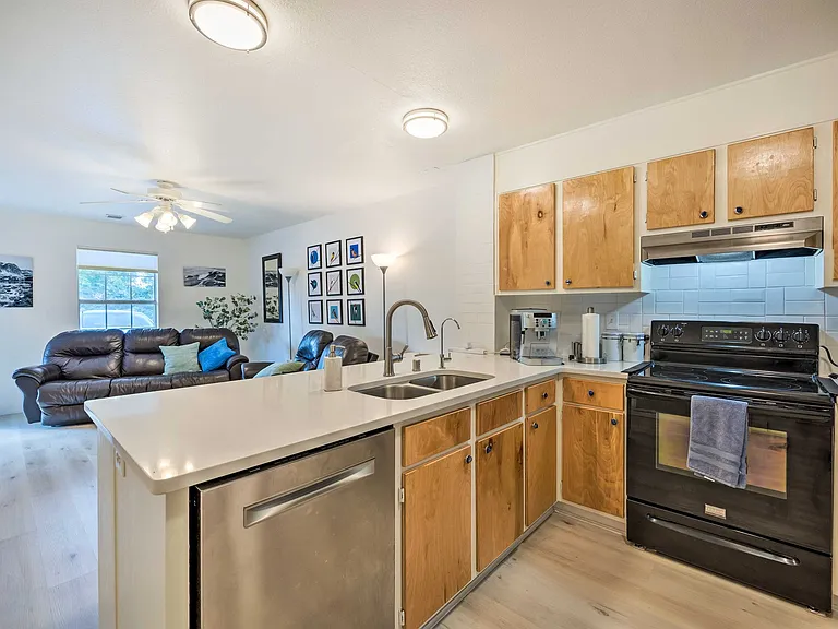1128 N Iron Horse Dr — Photo 13