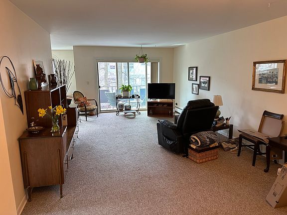 5th image of 1040 Erie St APT 308