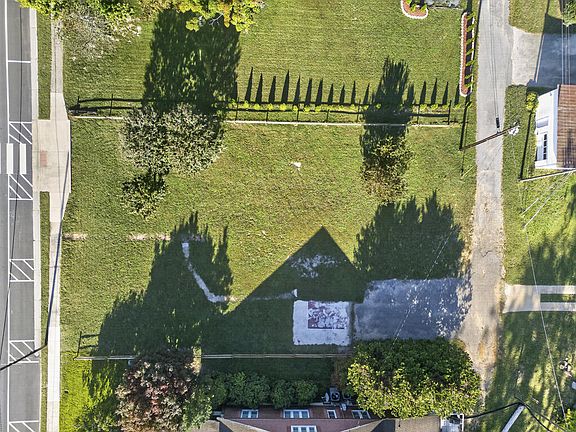 2nd image of 215 E Laurel Ave