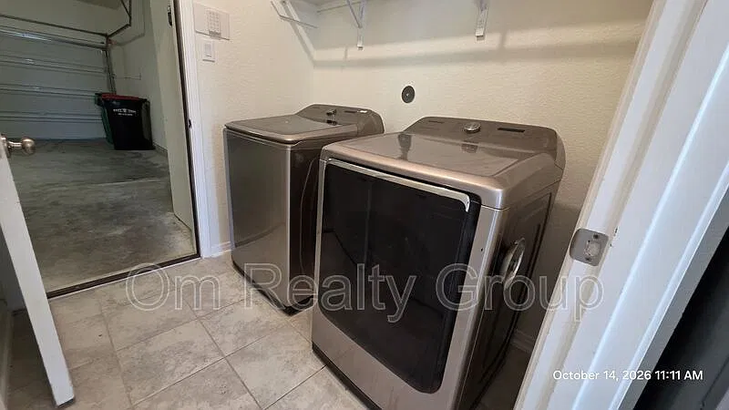 3 bed, 2.5 bath, 2396 sqft, $2,400 — Photo 2