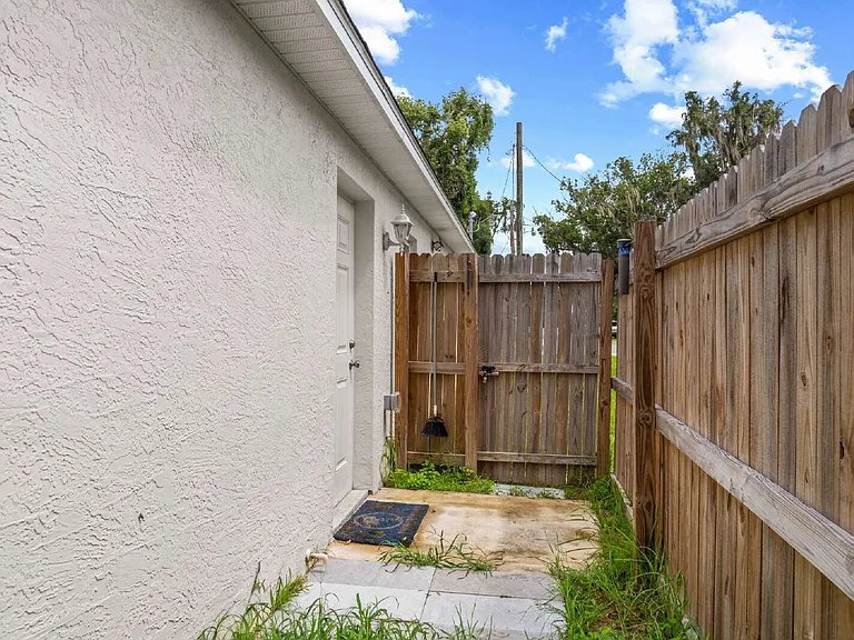 1004 NW 1st St — Photo 26