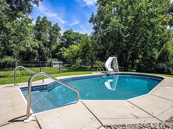 5th image of 308 Indian View Dr