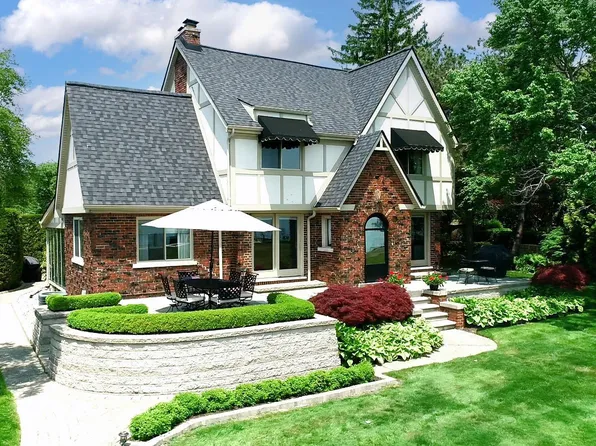 48996 Point Lakeview Dr, Chesterfield, MI 48047
