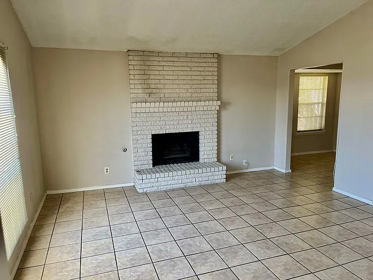 2918 E Glen Dr #B — Photo 2