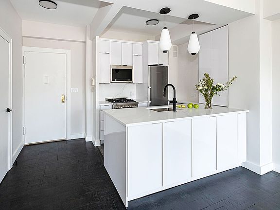 4th image of 33 Greenwich Ave APT 12F