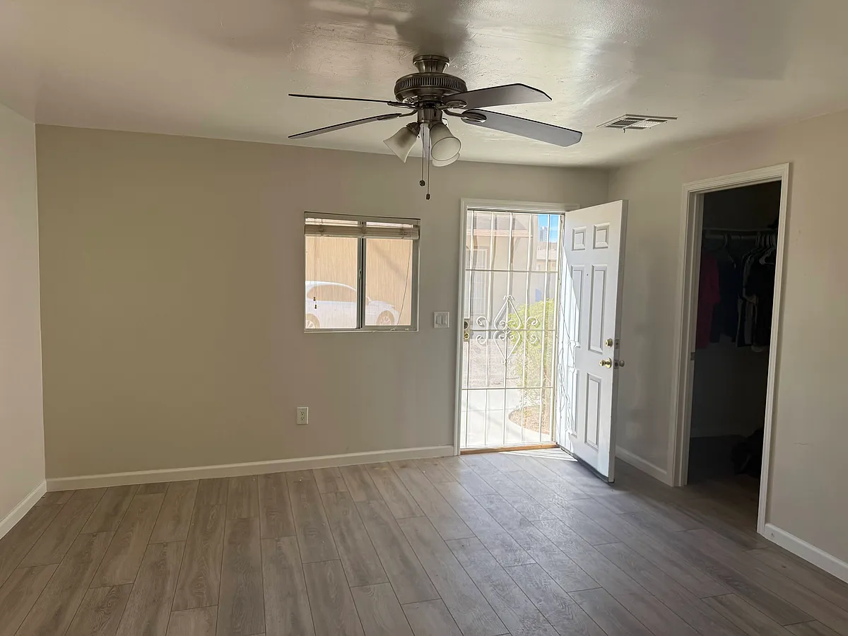 Building Photo - 1002 E Mitchell Dr #1