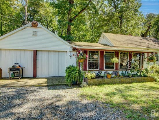 32 Evergreen St, Spotswood, NJ 08884