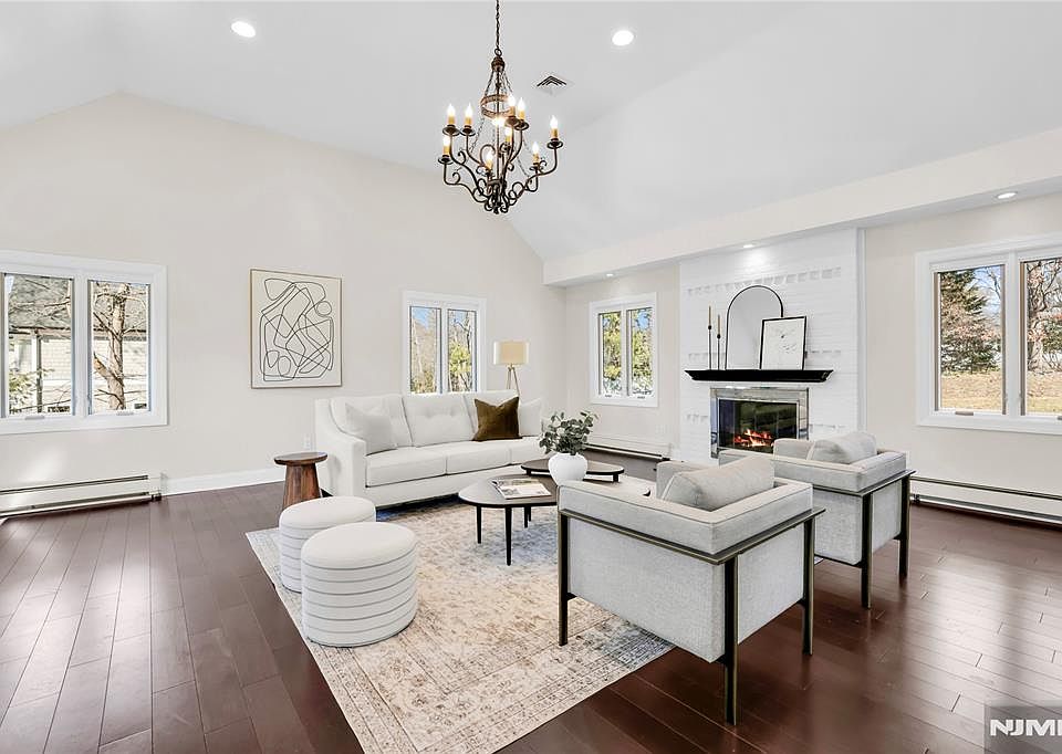 1st image of 15 Candlestick Ln