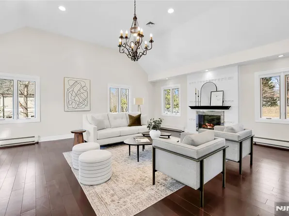 15 Candlestick Ln, Upper Saddle River, NJ 07458