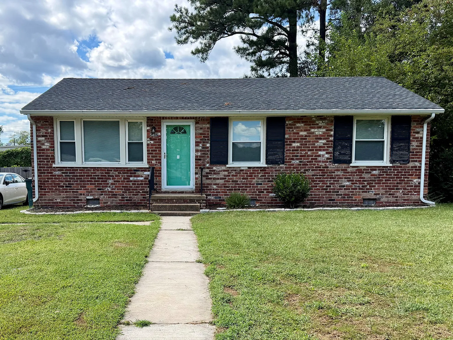 3 bed, 1000 sqft, $2,400 — Photo 1