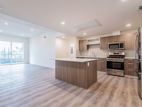 3rd image of 5630 Fair Ave Penthouse 4