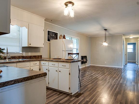 4th image of 901 3rd Ave NW