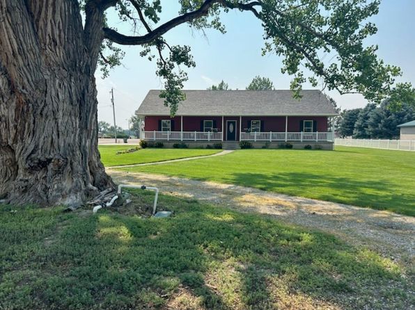 184 S 1st St W, Cowley, WY 82420