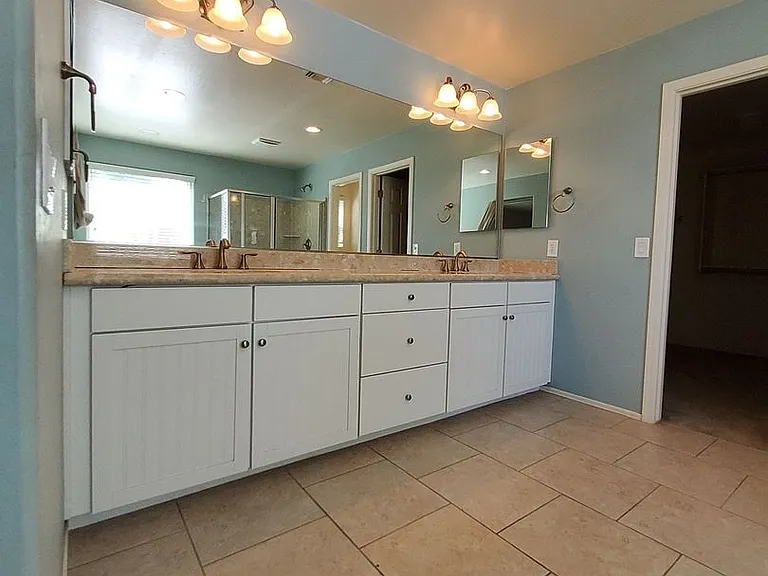 3031 E Regina St — Photo 10
