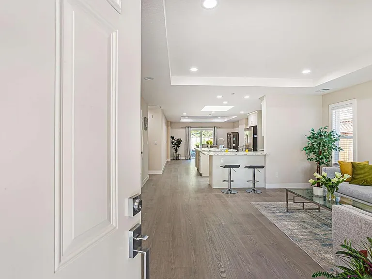 489 Clifton Ave — Photo 4