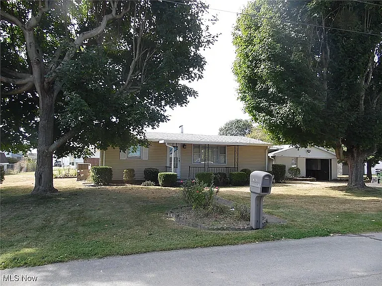 111 Hanson Dr — Photo 1
