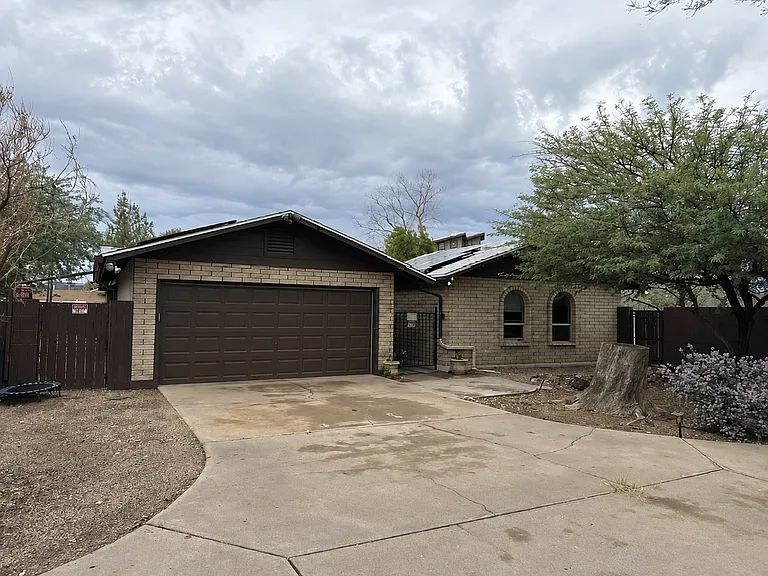 810 E Friess Dr — Photo 1
