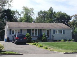18 Bow Ln, Central Islip, NY 11722
