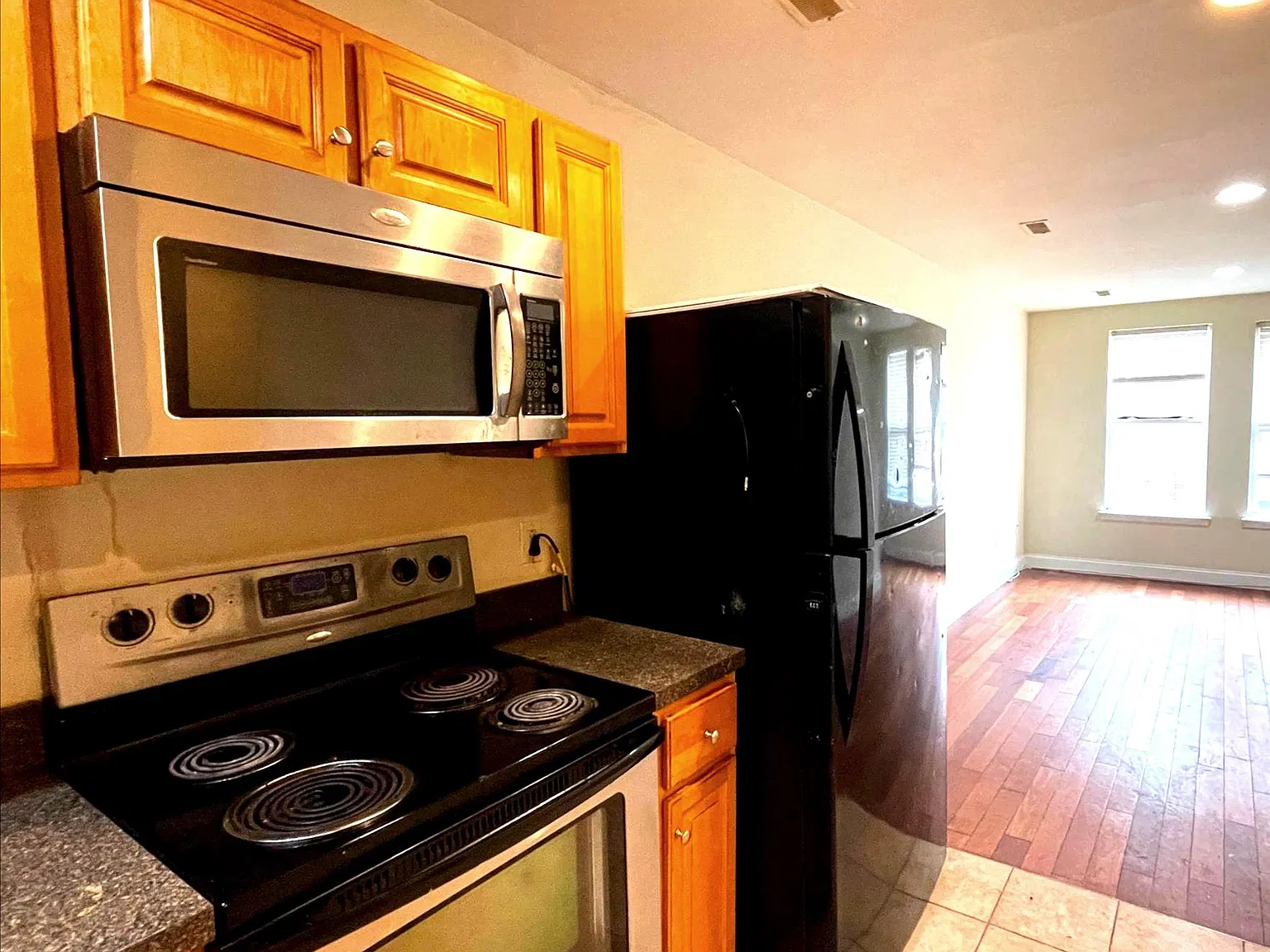 3 bed, 1.0 bath, 1300 sqft, $1,500 — Photo 3