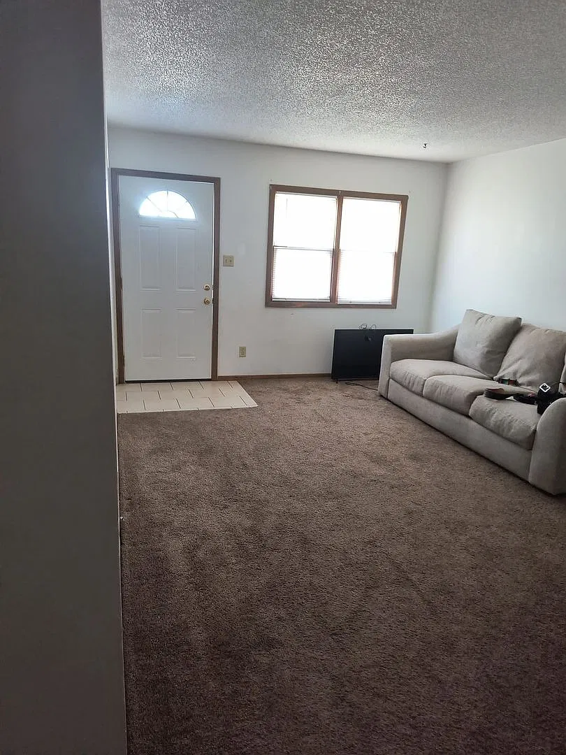 3 Bedroom, 2 Bathroom House with Double Attached Garage — Photo 2