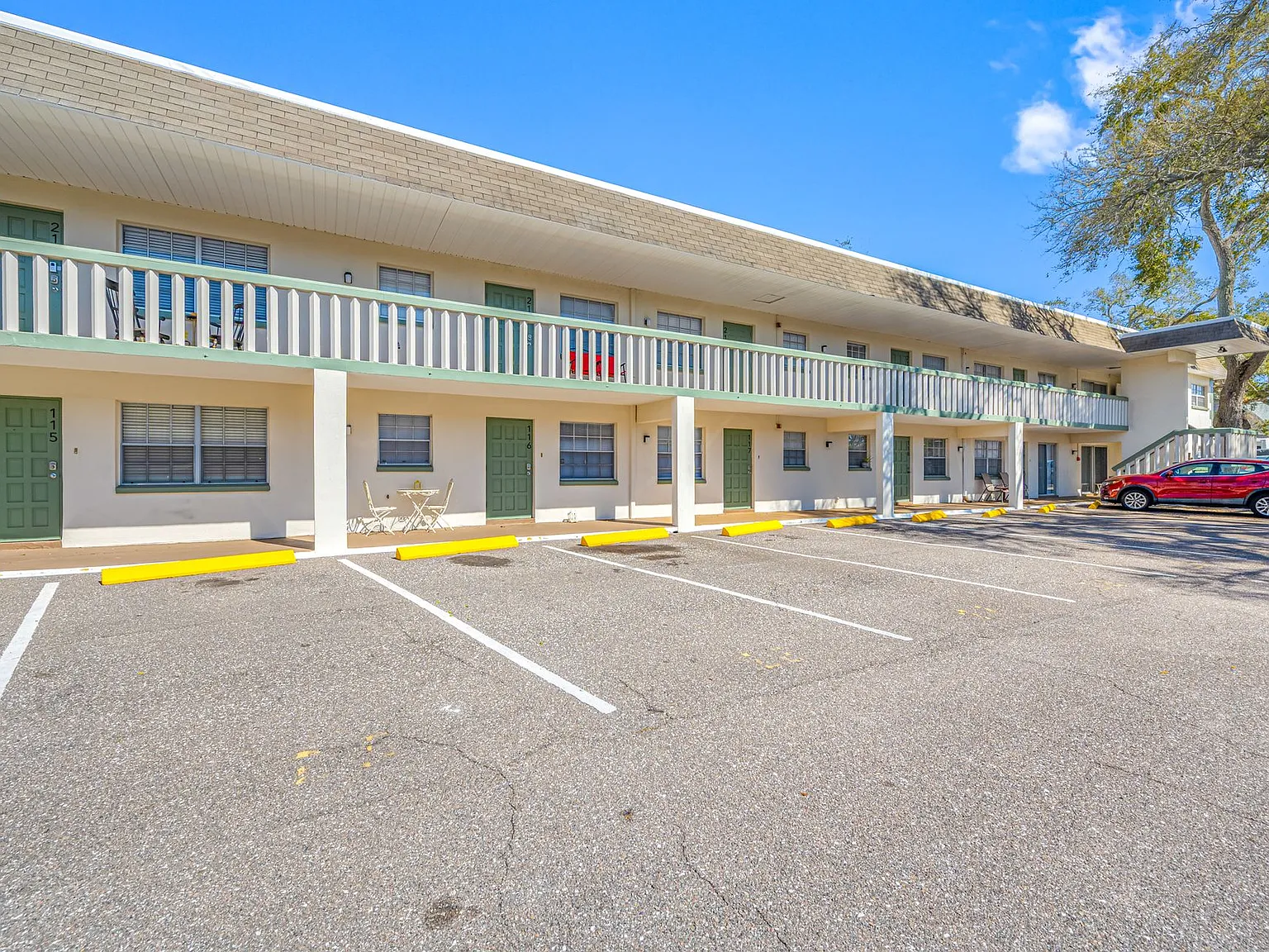 Breezy Palms - 1 & 2 Bedroom Apartments in Largo | 1 Month FREE + Reduced Deposit! — Photo 3