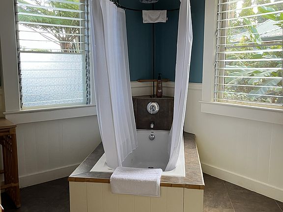 5th image of 301 Ponahawai St
