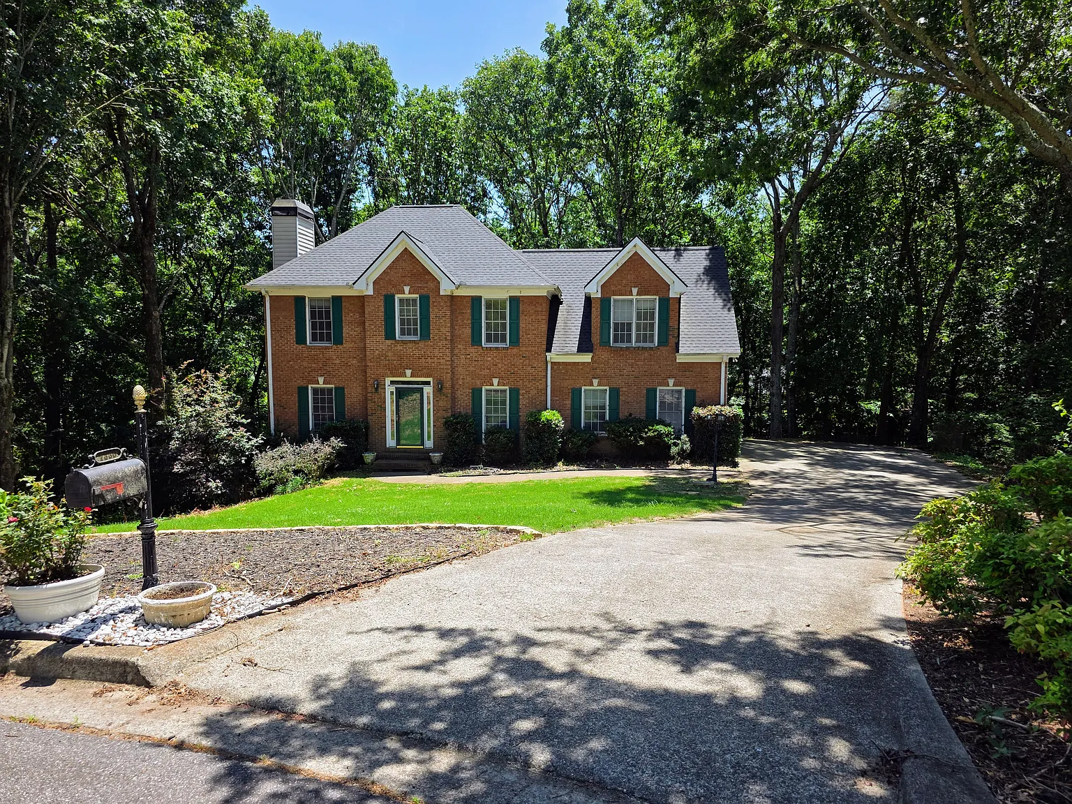 5 bed, 3.5 bath, 3214 sqft, $2,500 — Photo 2