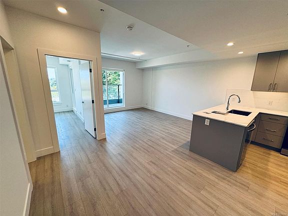 4th image of 258 Helmcken Rd #403