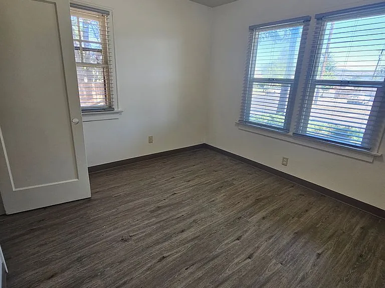125 N Columbus Ave — Photo 16