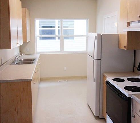 4th image of 135 Whitney Pl