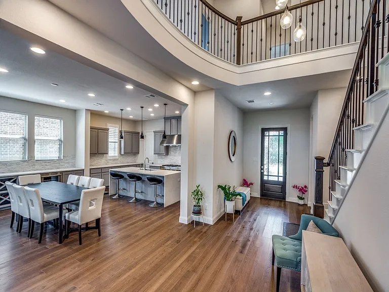 905 Asbury Dr — Photo 5