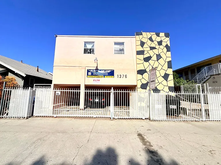 1376 N. Serrano Avenue — Photo 21