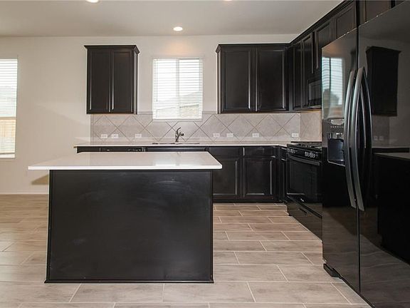 5th image of 484 Martha Dr