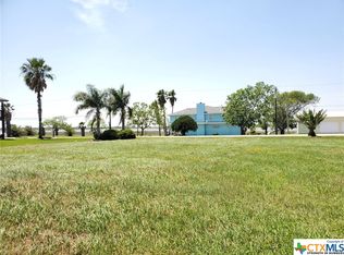 925 W Bayshore Dr, Palacios, TX 77465