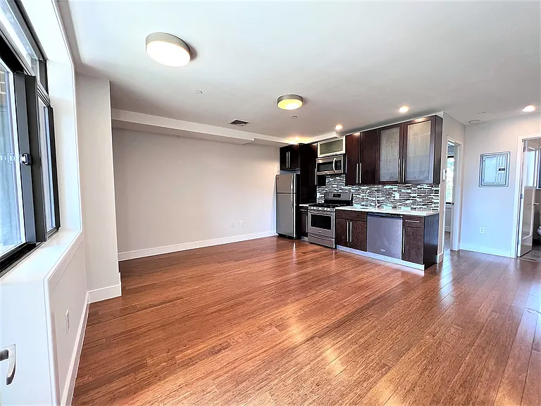 25-32 30th Dr #3D — Photo 2
