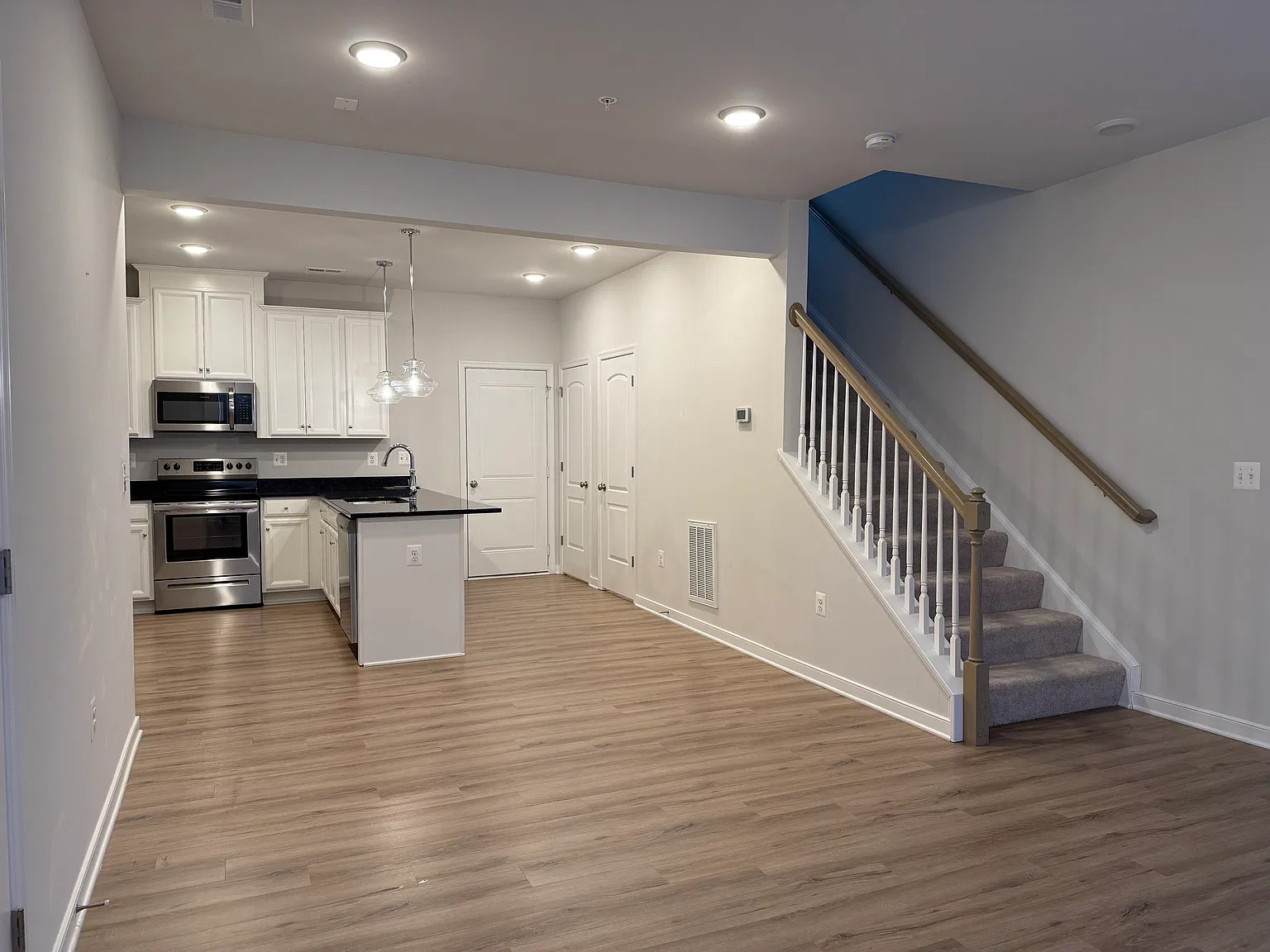3 bed, 2.5 bath, 1524 sqft, $2,250 — Photo 2