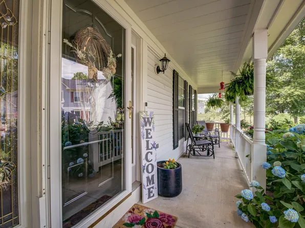 15744 Beau Ridge Dr, Woodbridge, VA 22193