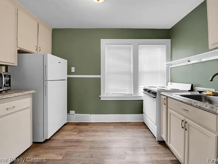 39 E Brockton Ave — Photo 13