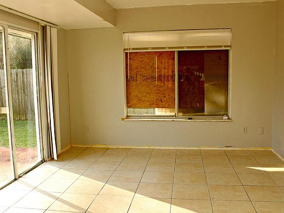 4th image of 2082 SE Parkwood Cir