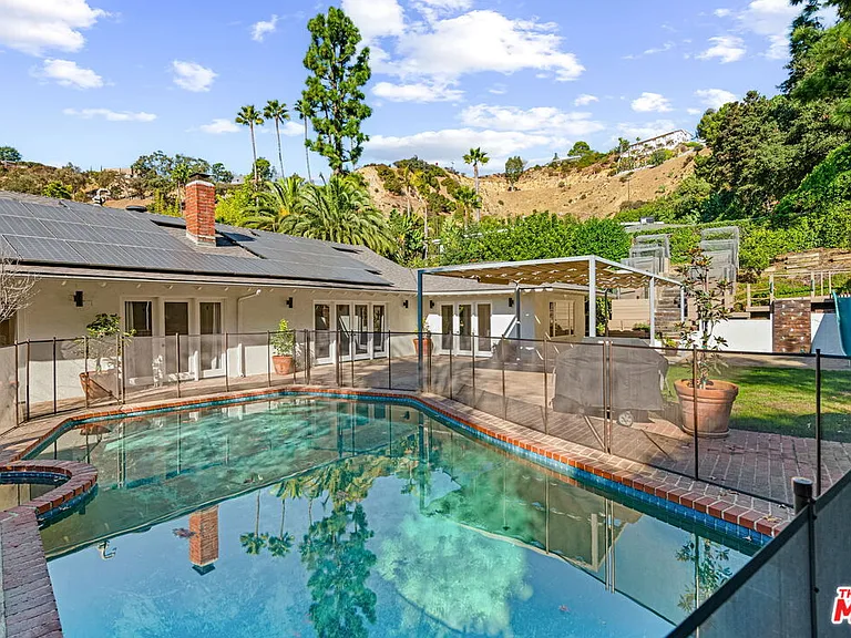 1836 N Doheny Dr — Photo 37