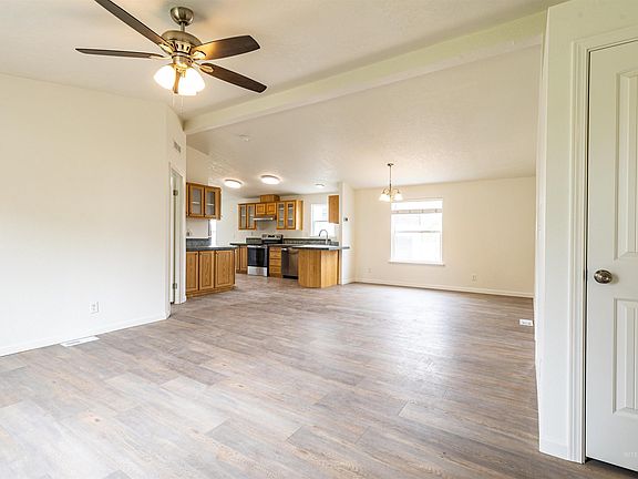 4th image of 17028 Pleasant Ave