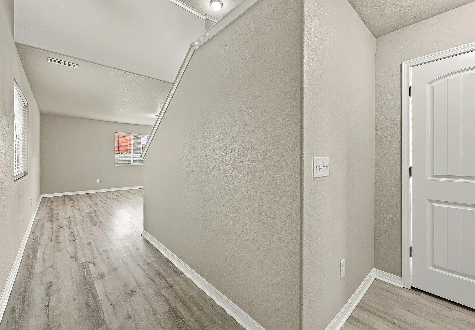 3 bed, 2.0 bath, 1736 sqft, $3,100 — Photo 3