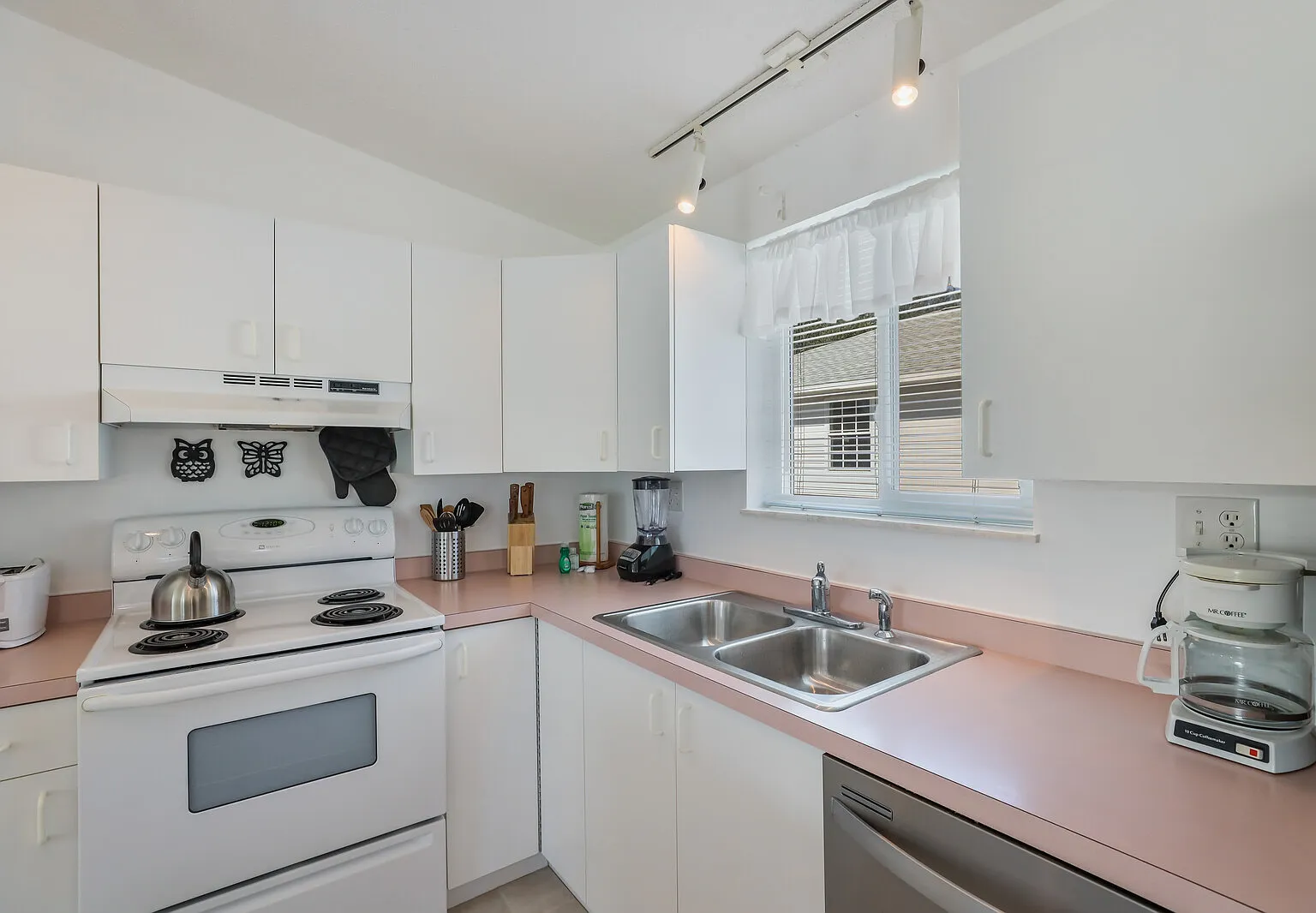 3 bed, 1248 sqft, $3,590 — Photo 4