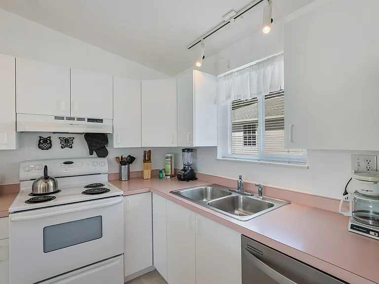 2804 Avenue C — Photo 5