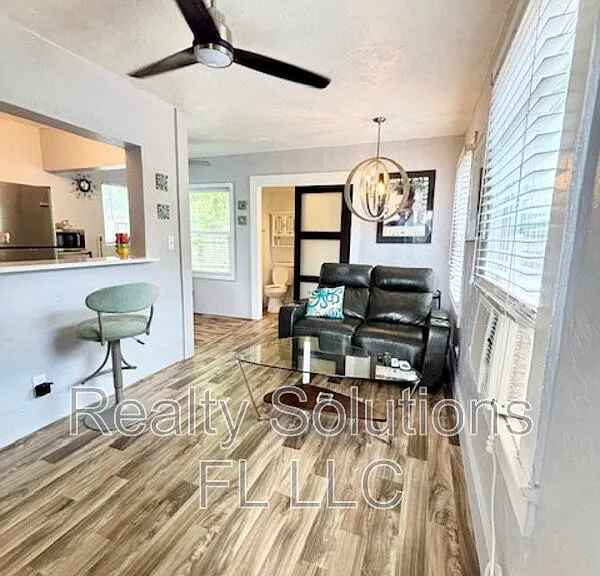 418 Daytona St — Photo 2