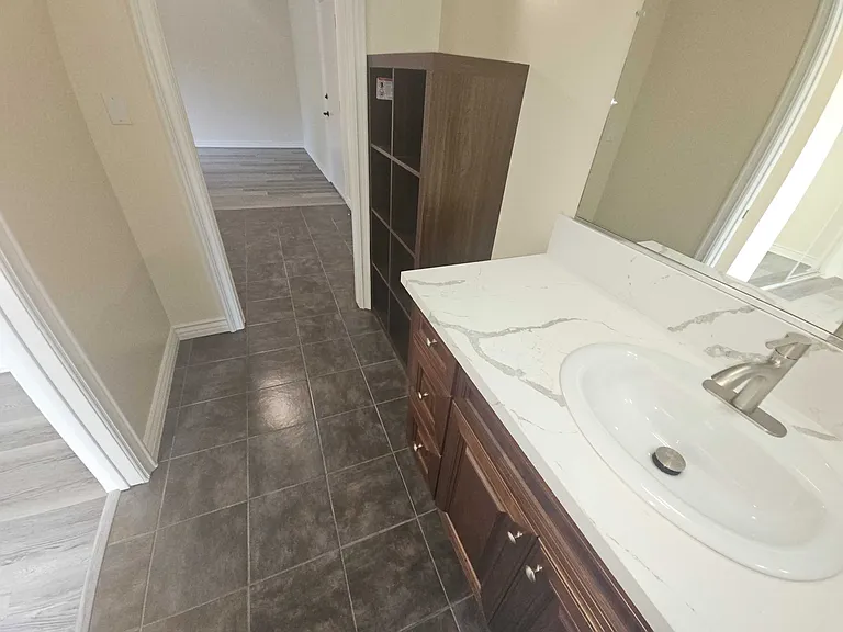 Mammoth Ave — Photo 16