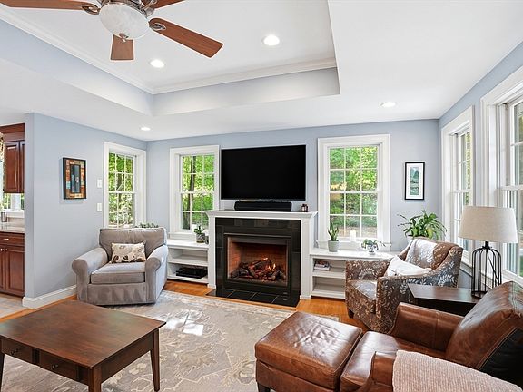 4th image of 22 Longmeadow Dr