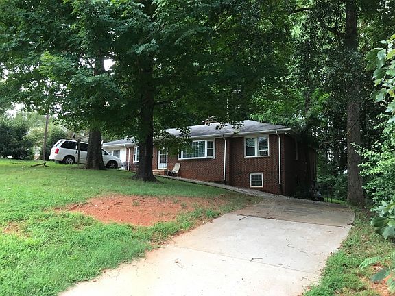 3rd image of 1313 Spry St